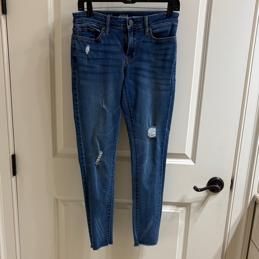 a.n.a Women's Distressed Mid rise Jegging Size 6